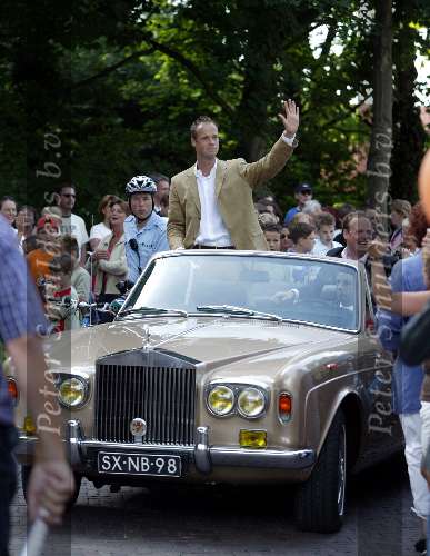 Alphen aan de rijn 9 juni 2003
Huldiging martin verkerk na finale roland garros
In een oude Rolls Royce