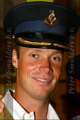 Alphen aan de rijn 9 juni 2003
Huldiging martin verkerk na finale roland garros
Met politiepet
