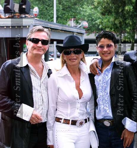 Utrecht 24 juni 2001
Premiere van Saturday Night Fever in Utrecht
Connie Breukhoven Hans Breukhoven en Marvin Breukhoven