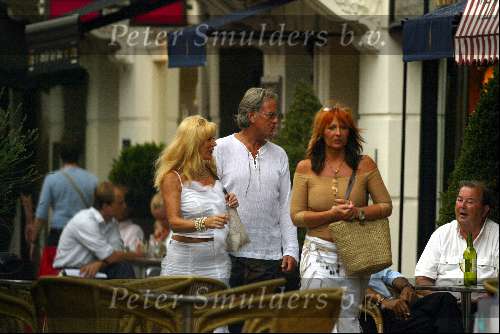 Amsterdam, 4 juni 2003 Mary Borsato wandelend in de PC Hooftstraat met man Bert en vriendin