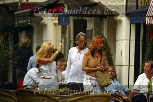 Amsterdam, 4 juni 2003 Mary Borsato wandelend in de PC Hooftstraat met man Bert en vriendin