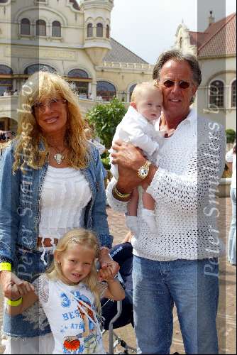 Kaatsheuvel 22 juni 2003
Opening nieuwe show in de efteling
Mary Borsato en haar man met kleinkinderen