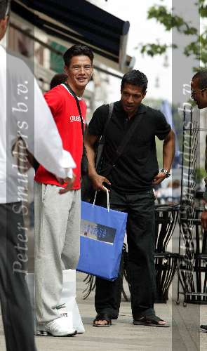 Amsterdam 3 juni 2003
dean gorre met zijn zoontje  voetballen  op pc hooftstraat
michael mols