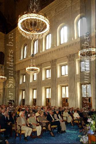 Amsterdam20 juni 2003
Koningin Beatrix en prins bernhard buit uitreiking van de zilveren anjers in het paleis de dam