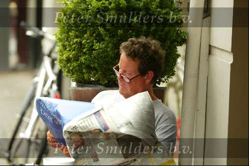 Amsterdam 4 juni 2003
Paul Dubois een krant lezend in de PC Hooftstraat