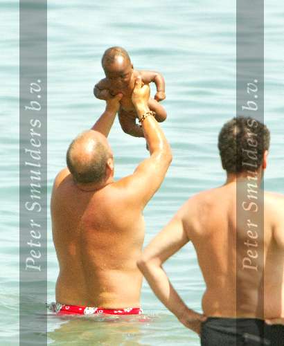 Marbella 15 juni 2003

Paul de Leeuw en stefan nugter met kinderen op het strand .en edwin de vries


Peter Smulders bv