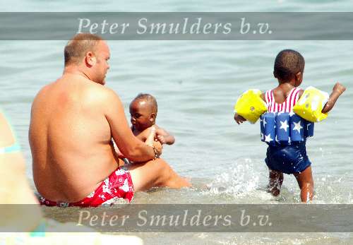 Marbella 15 juni 2003
Paul de Leeuw met kinderen op het strand