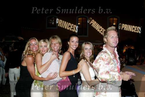 Marbella  14 juni 2003
Princess in marbella
inge de bruijn en phaedra hoste joke de kruyff tony neef en dorien ouborg