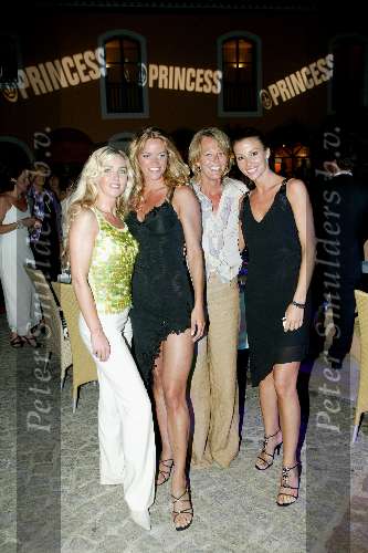 Marbella  14 juni 2003
Princess in marbella
inge de bruijn en phaedra hoste joke de kruyff  en dorien ouborg