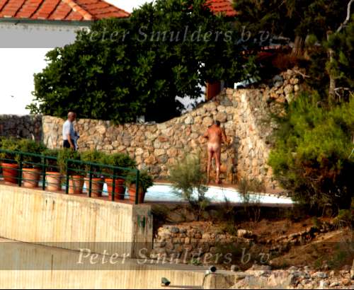 Porto Ercole 6 augustus 2003
Prins Bernhard in de buitenlucht douchend