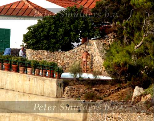 Porto Ercole 6 augustus 2003
Prins Bernhard in de buitenlucht douchend