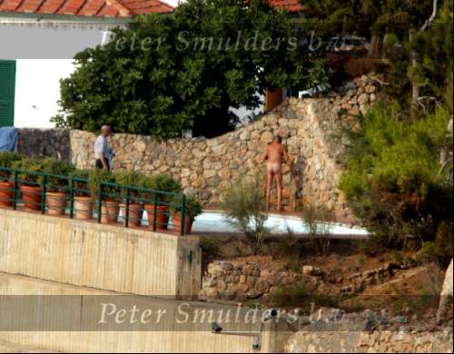 Porto Ercole 6 augustus 2003
Prins Bernhard in de buitenlucht douchend