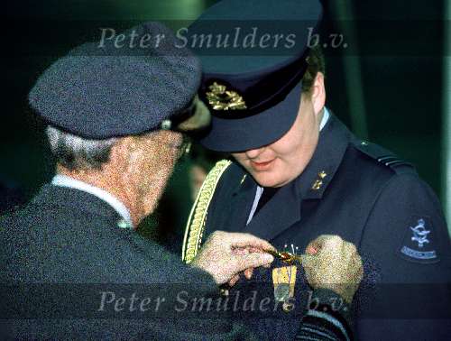 Eindhoven, 18 januari 1994
Prins Bernhard onderscheidt zijn kleinzoon Prins Willem Alexander met het behalen van zijn vliegbrevet F-27