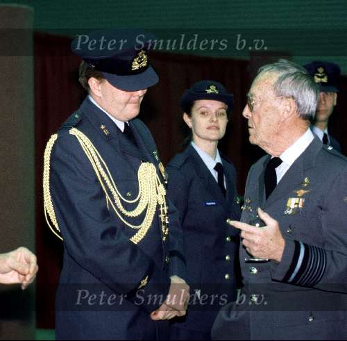 Eindhoven, 18 januari 1994
Prins Bernhard onderscheidt zijn kleinzoon Prins Willem Alexander met het behalen van zijn vliegbrevet F-27