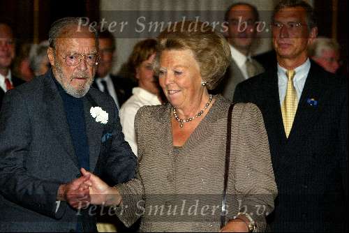 Amsterdam20 juni 2003
Koningin Beatrix en Prins Bernhard buit uitreiking van de zilveren anjers in het paleis op de dam