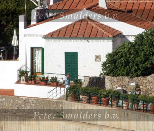Porto Ercole 20 juli 2003
Prins Bernhard douchen bij zijn huis in blootje