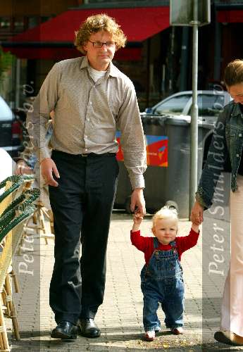 Amsterdam 3 juli 2003
Prins Bernhard jr Prinses Annette en hun dochtertje Prinses Isabella met haar eerste stapjes