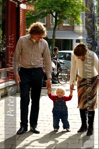 Amsterdam 3 juli 2003
Prins Bernhard jr Prinses Annette en hun dochtertje Prinses Isabella met haar eerste stapjes