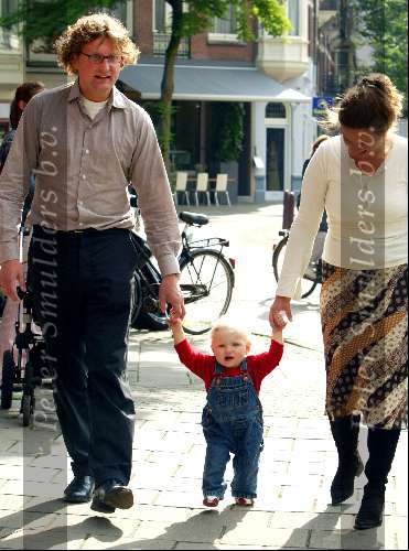 Amsterdam 3 juli 2003
Prins Bernhard jr Prinses Annette en hun dochterje Prinses Isabella met haar eerste stapjes