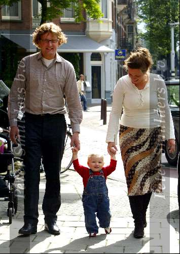Amsterdam 3 juli 2003
Prins Bernhard jr Prinses Annette en hun dochtertje Prinses Isabella met haar eerste stapjes