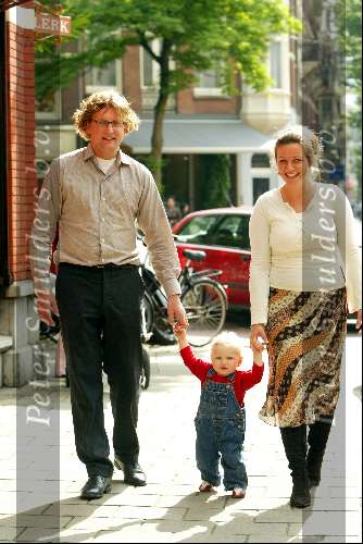 Amsterdam 3 juli 2003
Prins Bernhard jr Prinses Annette en hun dochtertje Prinses Isabella met haar eerste stapjes