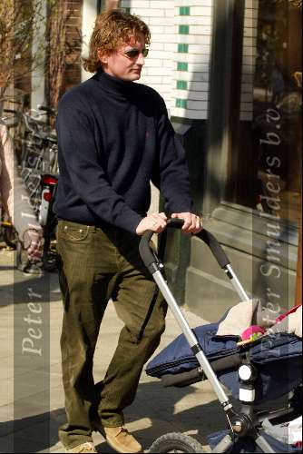 Amsterdam 7 april 2002

Prins Bernhard Jr en Annette Sekreve met dochter prins Maurits. Prinses Anna


Peter Smulders bv