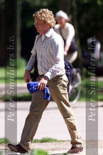 Amsterdam 11 mei 2001
Prins Bernhard Jr wandelend in het vondelpark.