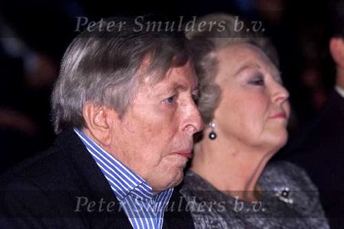 Amsterdam 11 december 2001
Uitreiking prijs van het Prins Claus fonds in het paleis op de dam. Prins Claus en Koningin Beatrix