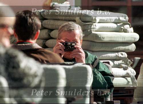 Lech, 16 februari 1997
Prins Claus fotografeert fotograaf Edwin Smulders die hem weer fotografeert Daarna een leuke brief van de Prins ontvangen