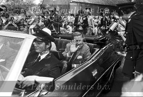 Middelbeer 1978
Prins Claus met  Koningin Beatrix ( toen nog prinses )
in open auto 
Op achtergrond de fotografen Hans Peters en Pierre v d Meulenhof