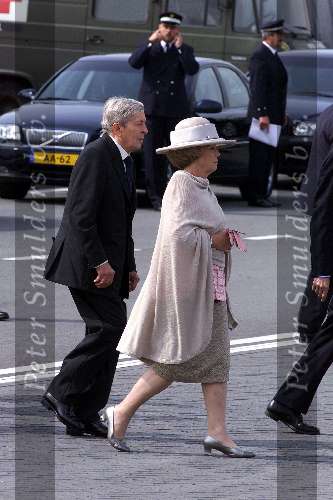 Amsterdam 23 mei 2000
De keizer en Keizerin van Japan bezoeken Nederland.
Koningin Beatrix en Prins Claus ontvangen hen op Schiphol.