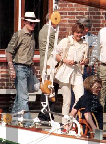 10 mei 1998
Prins Constatijn met zijn vriendin Prinses Laurentien op bezoek bij de Groene Draeck en koningin Beatrix