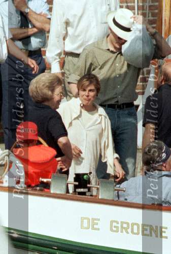 10 mei 1998
Prins Constatijn met zijn vriendin Prinses Laurentien op bezoek bij de Groene Draeck en koningin Beatrix