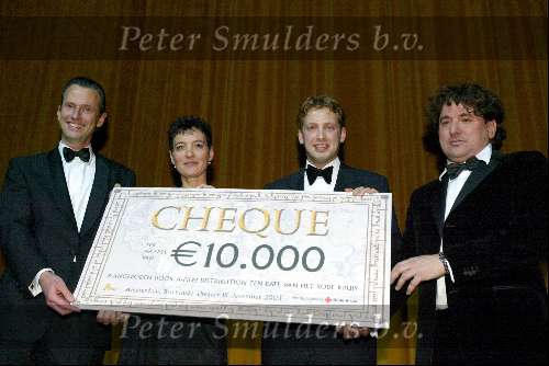 Amsterdam 15 december 2003
Premiere Lord of the Rings in Tuschinski.
Prins Floris neemt cheque voor rode kruis in ontvangst.
Peter Smulders bv