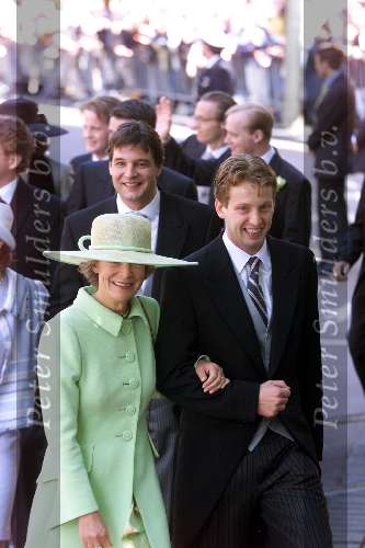 Den Haag 19 mei 2001
Laurentien Brinkhorst en Prins Constantijn trouwen voor de kerk.
Prinses Irene en prins Floris  en Edwin de Roy v Zuydewijn