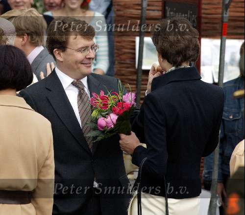 Wijhe en deventer 30 april 2003
Koninginnedag met Prins Friso laat Prinses Marilene iets eten