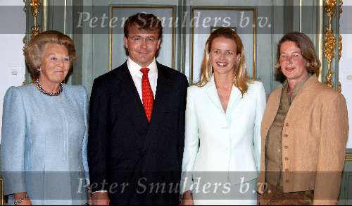 Den Haag 30 juni 2003
Verloving Mabel Wisse Smit met moeder en Prins Friso met Koningin Beatrix op huis ten bosch.