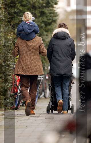 Amsterdam1 maart 2003
Prins Maurits en Prinses Marilene wandelen met Prinses Anna en Prins Lucas