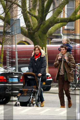 Amsterdam1 maart 2003
Prins Maurits en Prinses Marilene wandelen met Prinses Anna en Prins Lucas