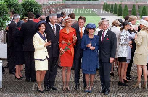 Apeldoorn 28 Mei 1998
Prins Maurits met Prinses Marilene van de Broek Oud Minister v d Broek met vrouw Pieter v Vollenhoven en Prinses Margriet