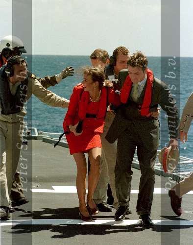 Mauritius 20 september 1998
Prins Maurits met Prinses Marilene verlaten de helicopter
