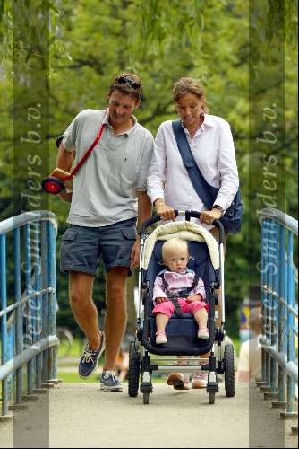 Amsterdam 17 juli 2002
Prinses Marilene en Prins Maurits met Prinses Anna wandelend in Vondelpark