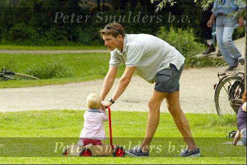 Amsterdam 17 juli 2002
Prinses Marilene en Prins Maurits met Prinses Anna wandelend in Vondelpark