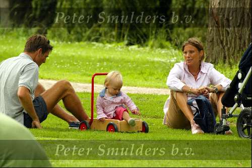 Amsterdam 17 juli 2002
Prinses Marilene en Prins Maurits met Prinses Anna wandelend in Vondelpark