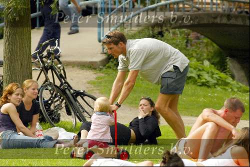 Amsterdam 17 juli 2002
Prinses Marilene en Prins Maurits met Prinses Anna wandelend in Vondelpark