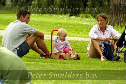 Amsterdam 17 juli 2002
Prinses Marilene en Prins Maurits met Prinses Anna wandelend in Vondelpark