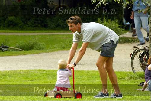 Amsterdam 17 juli 2002
Prinses Marilene en Prins Maurits met Prinses Anna wandelend in Vondelpark