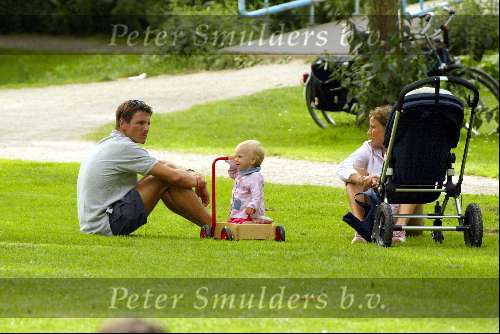 Amsterdam 17 juli 2002
Prinses Marilene en Prins Maurits met Prinses Anna wandelend in Vondelpark