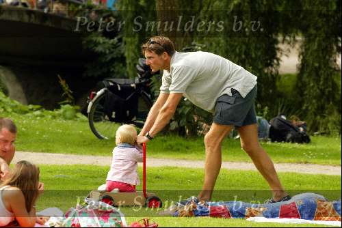 Amsterdam 17 juli 2002
Prinses Marilene en Prins Maurits met Prinses Anna wandelend in Vondelpark