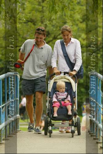 Amsterdam 17 juli 2002
Prinses Marilene en Prins Maurits met Prinses Anna wandelend in Vondelpark
